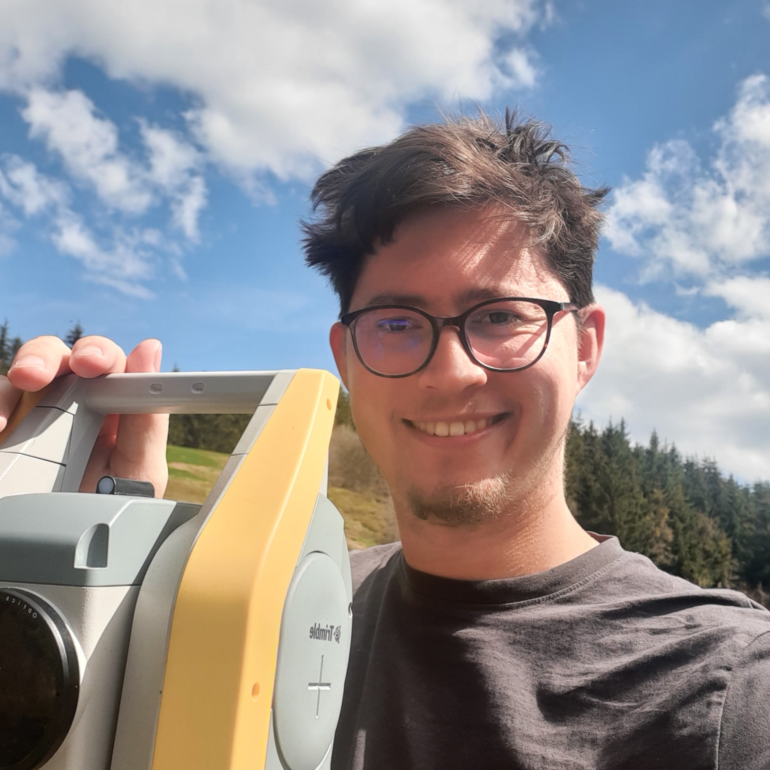 Pavel Sedláček při práci s geodetickým přístrojem